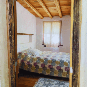 Habitación matrimonial luminosa en cabaña de alquiler en San Marcos Sierras