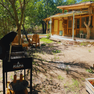 Casa de campo con amplio jardín y árboles nativos en San Marcos Sierras